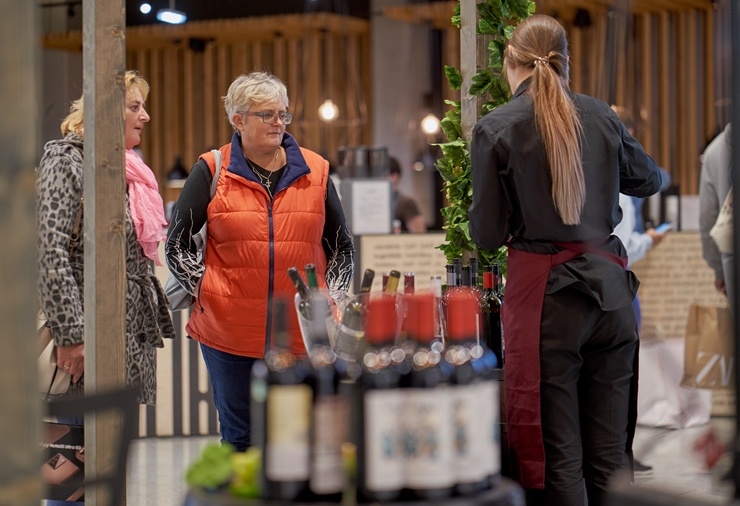 Valstu sadarbības ietvaros piedāvā Gruzijas vīnus, kas radīti pēc senām un izkoptām tradīcijām. Foto: Oskars Ludvigs Valstu sadarbības ietvaros piedāvā Gruzijas vīnus, kas radīti pēc senām un izkoptām tradīcijām. Foto: Oskars Ludvigs 291169
