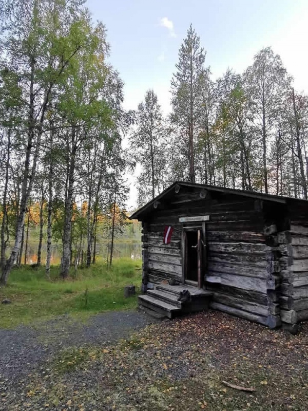 Namiņi parasti ātri aizpildās. Ja gadās kāds kaimiņš siltuma mīļotājs, iespējams, ka nakts būs grūta, jo krāsni var sakurināt arī ziemas režīmam Namiņi parasti ātri aizpildās. Ja gadās kāds kaimiņš siltuma mīļotājs, iespējams, ka nakts būs grūta, jo krāsni var sakurināt arī ziemas režīmam 291237