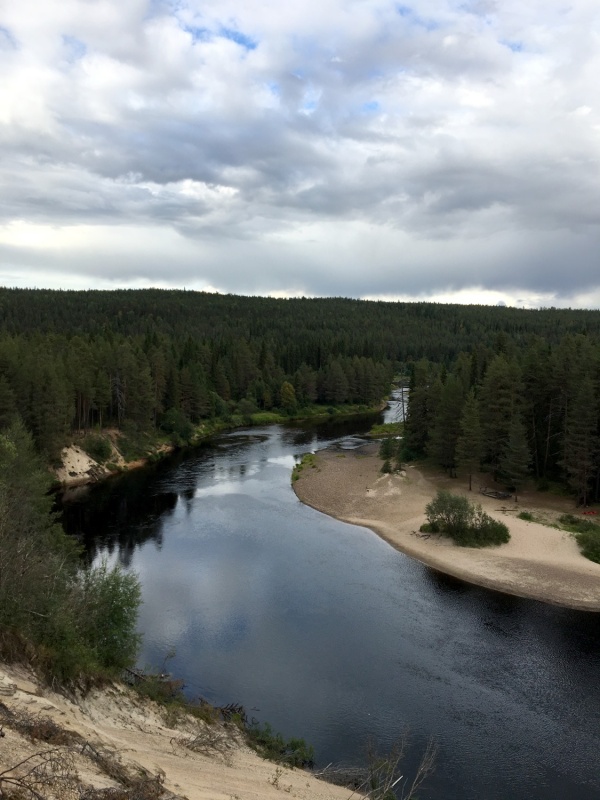 Oulankajoki smilšainie stāvkrasti brīžam atgādina Irbes upes laušanos aur kāpām, tik vien šeit tie ir reizes divas augstāki. Oulankajoki smilšainie stāvkrasti brīžam atgādina Irbes upes laušanos aur kāpām, tik vien šeit tie ir reizes divas augstāki. 291246