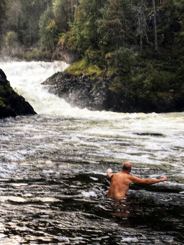Pēc kilometriem gara pārgājiena ar smagu somu plecos ir patīkami, ja iespējams veldzēties ūdenī. Lai arī gaisa temperatūra tikai 6*C, grūtākais ir šķe Pēc kilometriem gara pārgājiena ar smagu somu plecos ir patīkami, ja iespējams veldzēties ūdenī. Lai arī gaisa temperatūra tikai 6*C, grūtākais ir šķe 291256