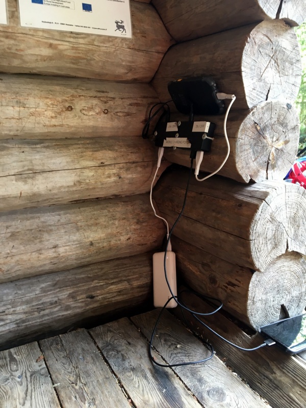 Takas beigu posmā dažas naktsmītnes aprīkotas ar saules baterijām. Šajā uzlādes punktā iespējams pieslēgt 9 iekārtas. Takas beigu posmā dažas naktsmītnes aprīkotas ar saules baterijām. Šajā uzlādes punktā iespējams pieslēgt 9 iekārtas. 291261