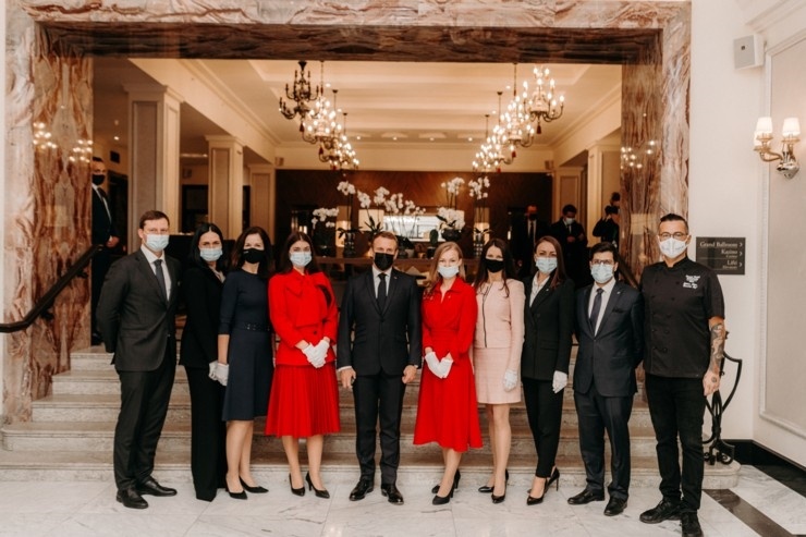 Rīgā Francijas prezidents Emanuels Makrons ar kundzi Brižitu Makronu izvēlas «Grand Hotel Kempinski Riga» Foto: Aksels Zirnis Rīgā Francijas prezidents Emanuels Makrons ar kundzi Brižitu Makronu izvēlas «Grand Hotel Kempinski Riga» Foto: Aksels Zirnis 291798
