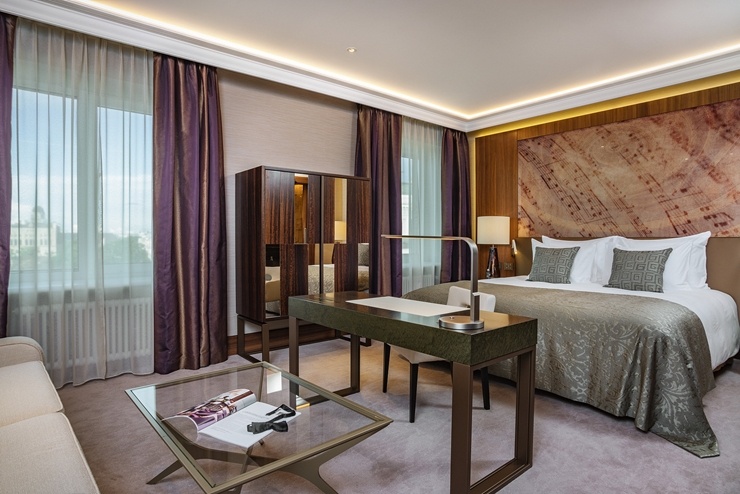 Rīgā Francijas prezidents Emanuels Makrons ar kundzi Brižitu Makronu izvēlas «Grand Hotel Kempinski Riga» Foto: Aksels Zirnis Rīgā Francijas prezidents Emanuels Makrons ar kundzi Brižitu Makronu izvēlas «Grand Hotel Kempinski Riga» Foto: Aksels Zirnis 291803