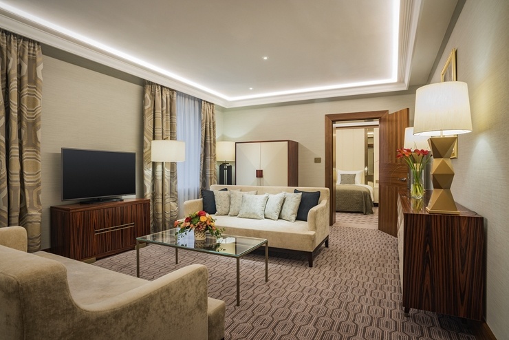 Rīgā Francijas prezidents Emanuels Makrons ar kundzi Brižitu Makronu izvēlas «Grand Hotel Kempinski Riga» Foto: Aksels Zirnis Rīgā Francijas prezidents Emanuels Makrons ar kundzi Brižitu Makronu izvēlas «Grand Hotel Kempinski Riga» Foto: Aksels Zirnis 291806