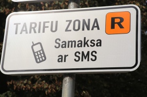 Neuzmanīgākie Vecrīgas restorānu un muzeju apmeklētāji par autostāvvietu maksās 53 eiro sodā