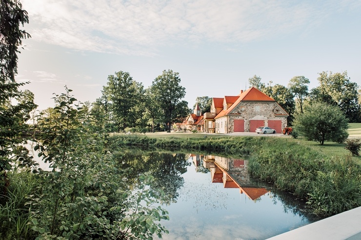 «Rankas muiža» ietērpusies košās rudens krāsās. Foto: Kristīne Grīnvalde 292459