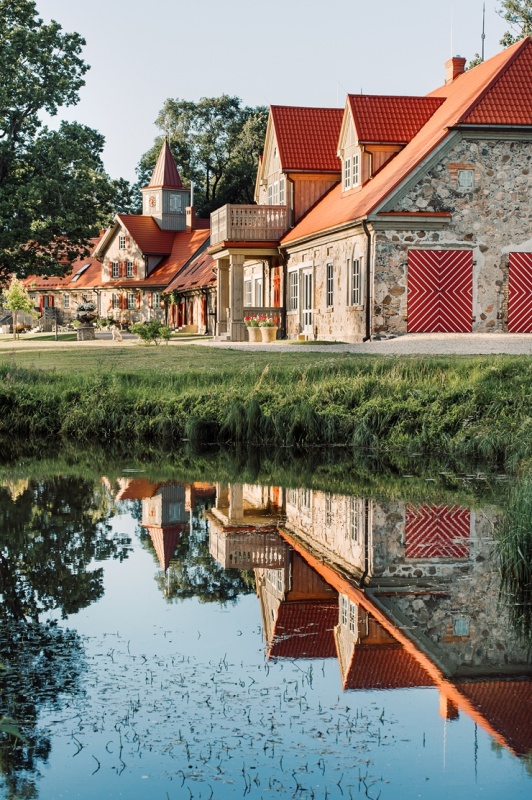 «Rankas muiža» ietērpusies košās rudens krāsās. Foto: Kristīne Grīnvalde 292460