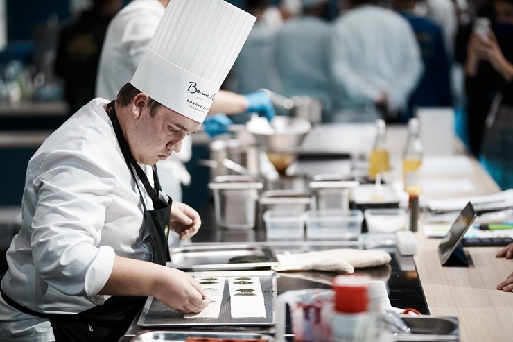 Latvijas pavāra Dināra Zvidriņa dalība Tallinas pavāru konkursā «Bocuse dor Europe 2020». Foto: bocusedor.com Latvijas pavāra Dināra Zvidriņa dalība Tallinas pavāru konkursā «Bocuse dor Europe 2020». Foto: bocusedor.com 292887