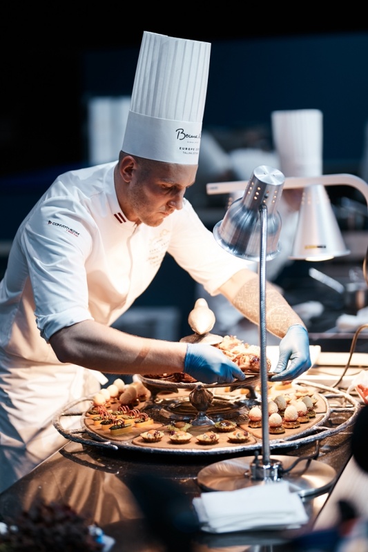 Latvijas pavāra Dināra Zvidriņa dalība Tallinas pavāru konkursā «Bocuse dor Europe 2020». Foto: bocusedor.com Latvijas pavāra Dināra Zvidriņa dalība Tallinas pavāru konkursā «Bocuse dor Europe 2020». Foto: bocusedor.com 292901