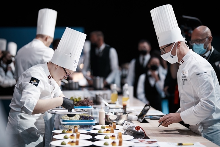 Latvijas pavāra Dināra Zvidriņa dalība Tallinas pavāru konkursā «Bocuse dor Europe 2020». Foto: bocusedor.com Latvijas pavāra Dināra Zvidriņa dalība Tallinas pavāru konkursā «Bocuse dor Europe 2020». Foto: bocusedor.com 292912