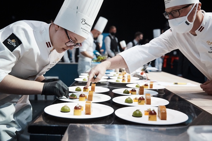 Latvijas pavāra Dināra Zvidriņa dalība Tallinas pavāru konkursā «Bocuse dor Europe 2020». Foto: bocusedor.com Latvijas pavāra Dināra Zvidriņa dalība Tallinas pavāru konkursā «Bocuse dor Europe 2020». Foto: bocusedor.com 292927