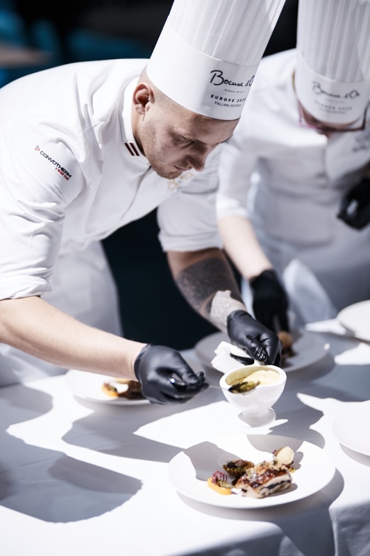 Latvijas pavāra Dināra Zvidriņa dalība Tallinas pavāru konkursā «Bocuse dor Europe 2020». Foto: bocusedor.com Latvijas pavāra Dināra Zvidriņa dalība Tallinas pavāru konkursā «Bocuse dor Europe 2020». Foto: bocusedor.com 292942