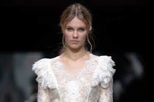 Rīgas modes nedēļa «Riga Fashion Week» piedāvā balto kleitu kolekciju KATYA KATYA LONDON