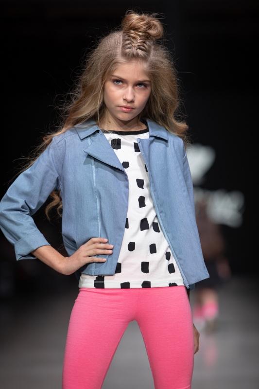 Rīgas modes nedēļa «Riga Fashion Week» piedāvā bērnu apģērbu kolekciju ROCK&MOUSE. Foto: Mark Litvyakov Rīgas modes nedēļa «Riga Fashion Week» piedāvā bērnu apģērbu kolekciju ROCK&MOUSE. Foto: Mark Litvyakov 293683