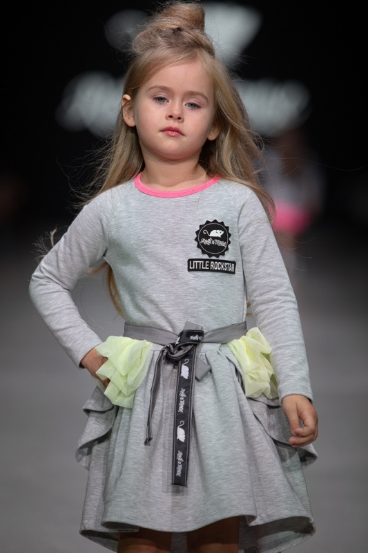 Rīgas modes nedēļa «Riga Fashion Week» piedāvā bērnu apģērbu kolekciju ROCK&MOUSE. Foto: Mark Litvyakov Rīgas modes nedēļa «Riga Fashion Week» piedāvā bērnu apģērbu kolekciju ROCK&MOUSE. Foto: Mark Litvyakov 293697