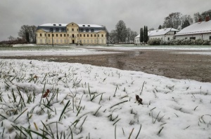 Krāslava ietinas baltā sniega rotā