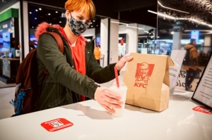 Rīgā durvis ver jauns KFC restorāns