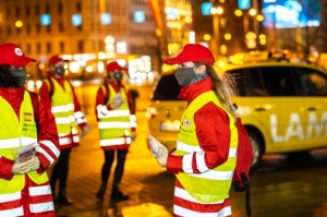 Latvijas Sarkanā krusta brīvprātīgie Rīgā dala bezmaksas sejas maskas