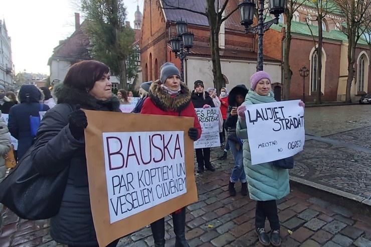 «Gribam strādāt! Gribam ēst!» - nagu meistares piketē pie Saeimas. Foto: Ludmila Glazunova 294824
