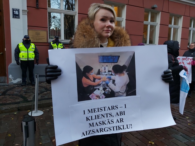«Gribam strādāt! Gribam ēst!» - nagu meistares piketē pie Saeimas. Foto: Ludmila Glazunova 294825
