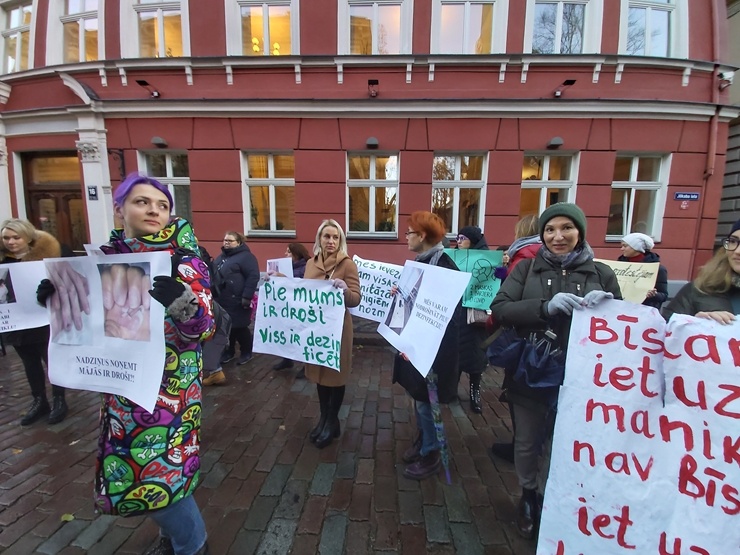 «Gribam strādāt! Gribam ēst!» - nagu meistares piketē pie Saeimas. Foto: Ludmila Glazunova 294827