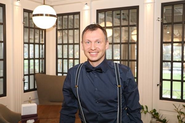 LIELĀ INTERVIJA: Esam ciemos pie restorāna «Kolonāde. Mūsu stāsti…» vadītāja Jāņa Lipņicka