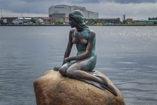 23. augusts vēsturē: Svinīgi atklāj «Mazās nāriņas» statuju Kopenhāgenā