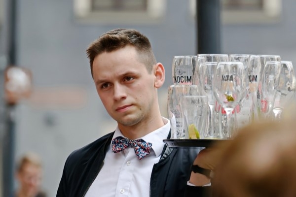 16. maijs vēsturē: Apvienotajā Karalistē atzīmē viesmīļu dienu