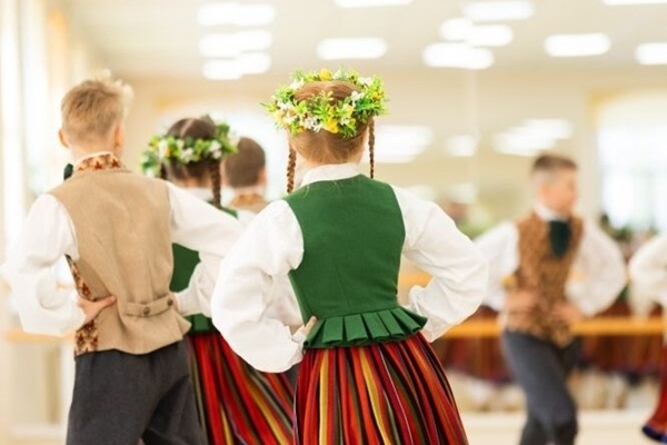 Tirdzniecībā nonāk iepriekšējās rezervācijās neizpirktās biļetes uz Latvijas skolu jaunatnes dziesmu un deju svētku maksas pasākumiem