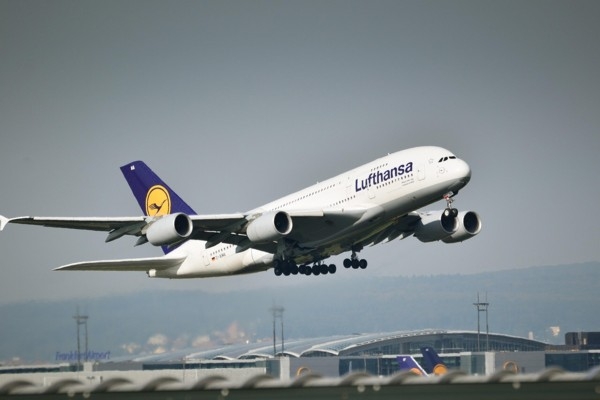 «Lufthansa» pamet Nigērijā 45 pasažierus ar derīgām lidojuma biļetēm