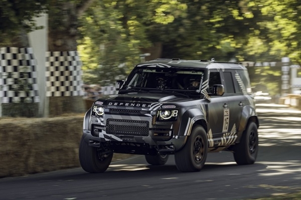 Defender Rally komanda Gudvudas Ātruma festivālā prezentē jauno Dakar D7X-R prototipu