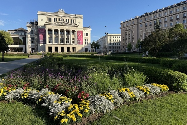 Baltijas puķu dobju festivālā Rīgā triumfē Simfoniskās mūzikas dobe Operas skvērā