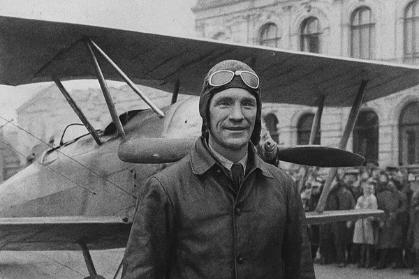 26 . augusts vēsturē: Berts Hinklers atilido uz Rīgu, uzstādot jaunu rekordu aviācijā