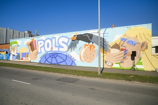 Atklāts iespaidīgs 134 metrus garš saldējuma «Pols» murālis par godu zīmola 55 gadu jubilejai