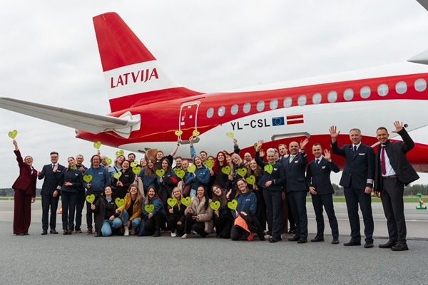 VIDEO: «airBaltic» atzīmē 30. jubileju, pirmoreiz Eiropā lidojuma laikā pārraidot kora uzstāšanos ar Starlink internetu