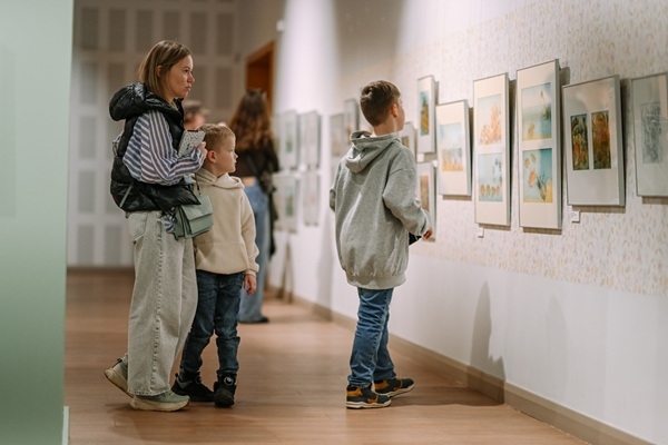 Sigulda: Unikāla iespēja klātienē apskatīt lietuviešu ilustrācijas klasiķa Ķēstuta Kasparaviča darbu oriģinālus izstādē «Kasparatorija»
