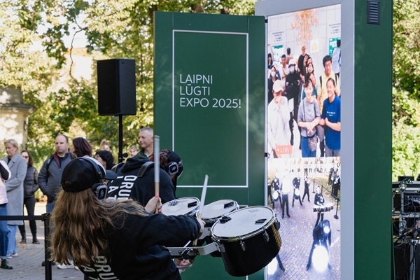 Vienotā ritmā – Latvijas bundzinieki liek japāņu sirdīm EXPO sisties straujāk 