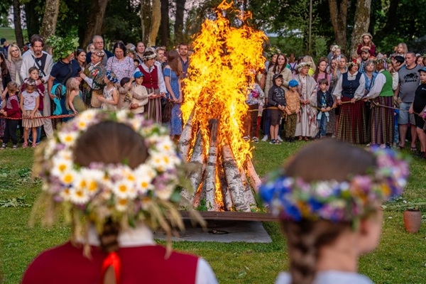 Jelgavā vasaras saulgriežus svinēsim ar latviskām tradīcijām, zāļu tirdziņu un šamota skulptūru kvēlošanu