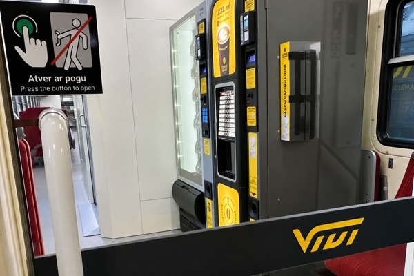 Viens Vivi vilciens aprīkots ar uzkodu un kafijas automātiem