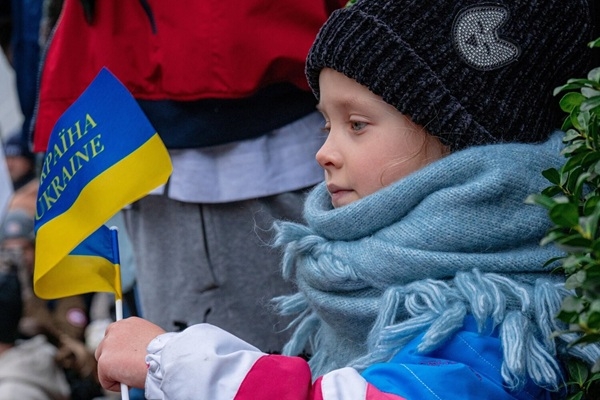 Uzsāk labdarības kampaņu «Skolas somas Ukrainas bērniem»