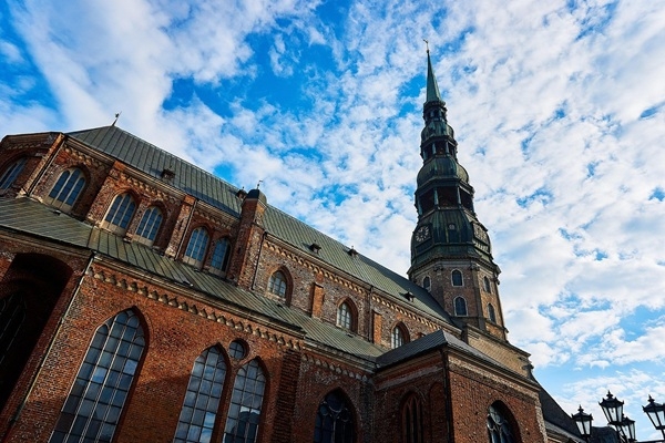 25. jūlijs vēsturē: Liek pamatakmeni Rīgas Domam