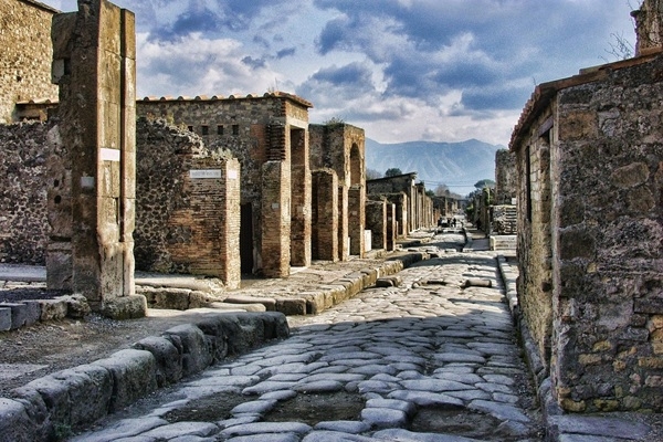 Skotu tūristam, kurš pieķets Pompejā, draud cietumsods