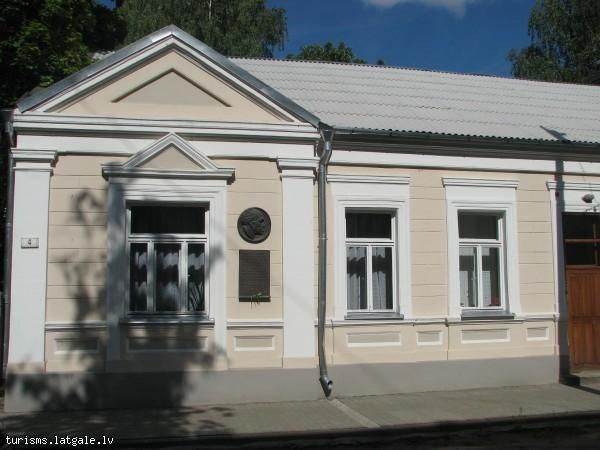 Pieminas-plaksne-pie-aktiera-Solomona-Mihoelsa-dzimtas-majas Piemiņas plāksne pie aktiera Solomona Mihoelsa dzimtas mājas