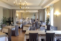 Muižas restorāns ar terasi Ventas krastā!