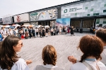 Simtiem cilvēku sadodas rokās Baltijas ceļā EXPO Japānā