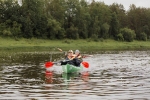 Lietus nespēja apturēt Daugavas draugus – laivu brauciens pulcē 150 dalībniekus
